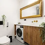 아파트 Bergamot Center